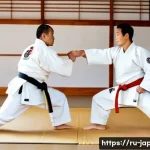 일본 전통 무술 유도 - A detailed scene of two adult judo practitioners engaged in a dynamic sparring match on a traditiona...